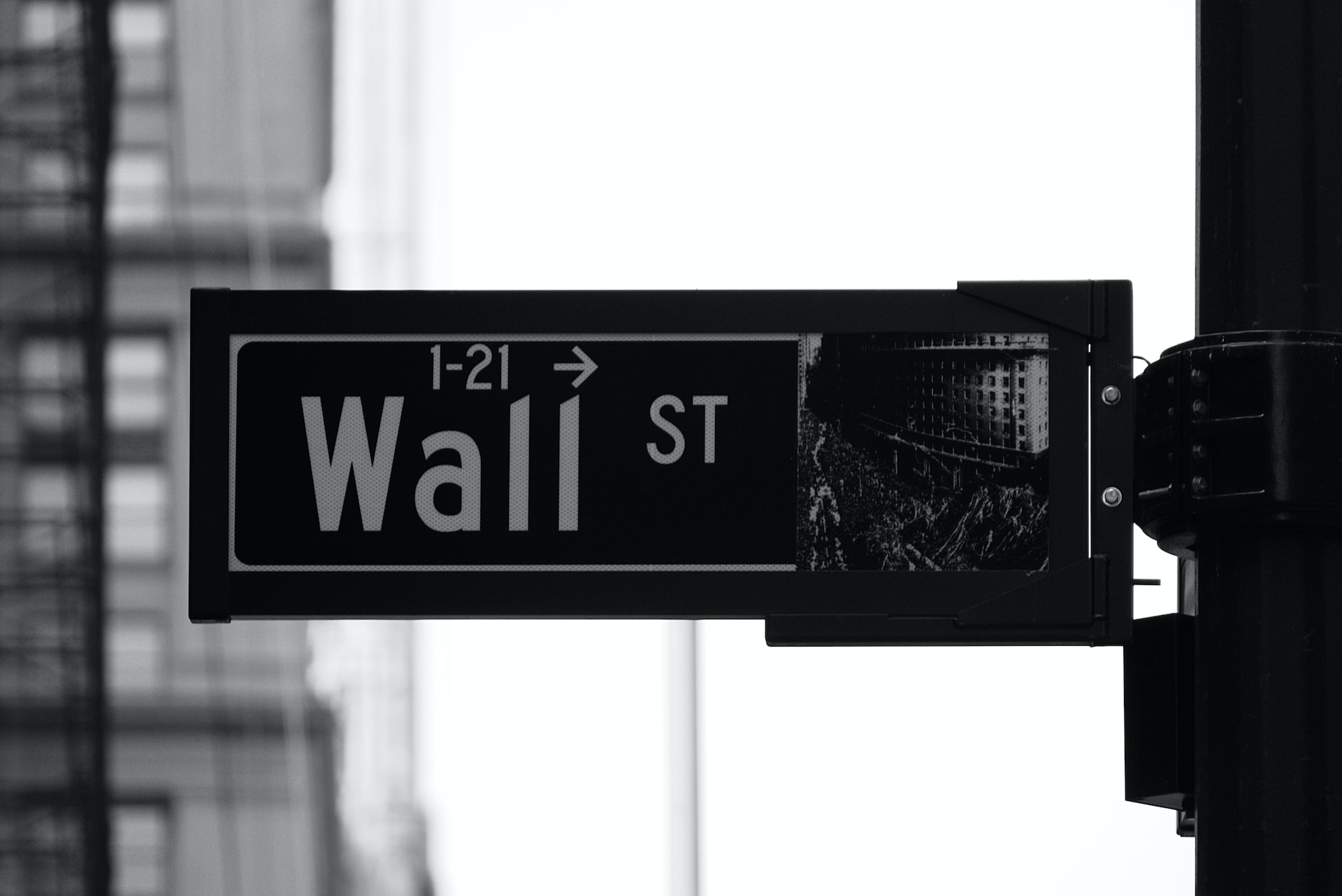 Photo of a "Wall St" street sign between 1 and 21 street